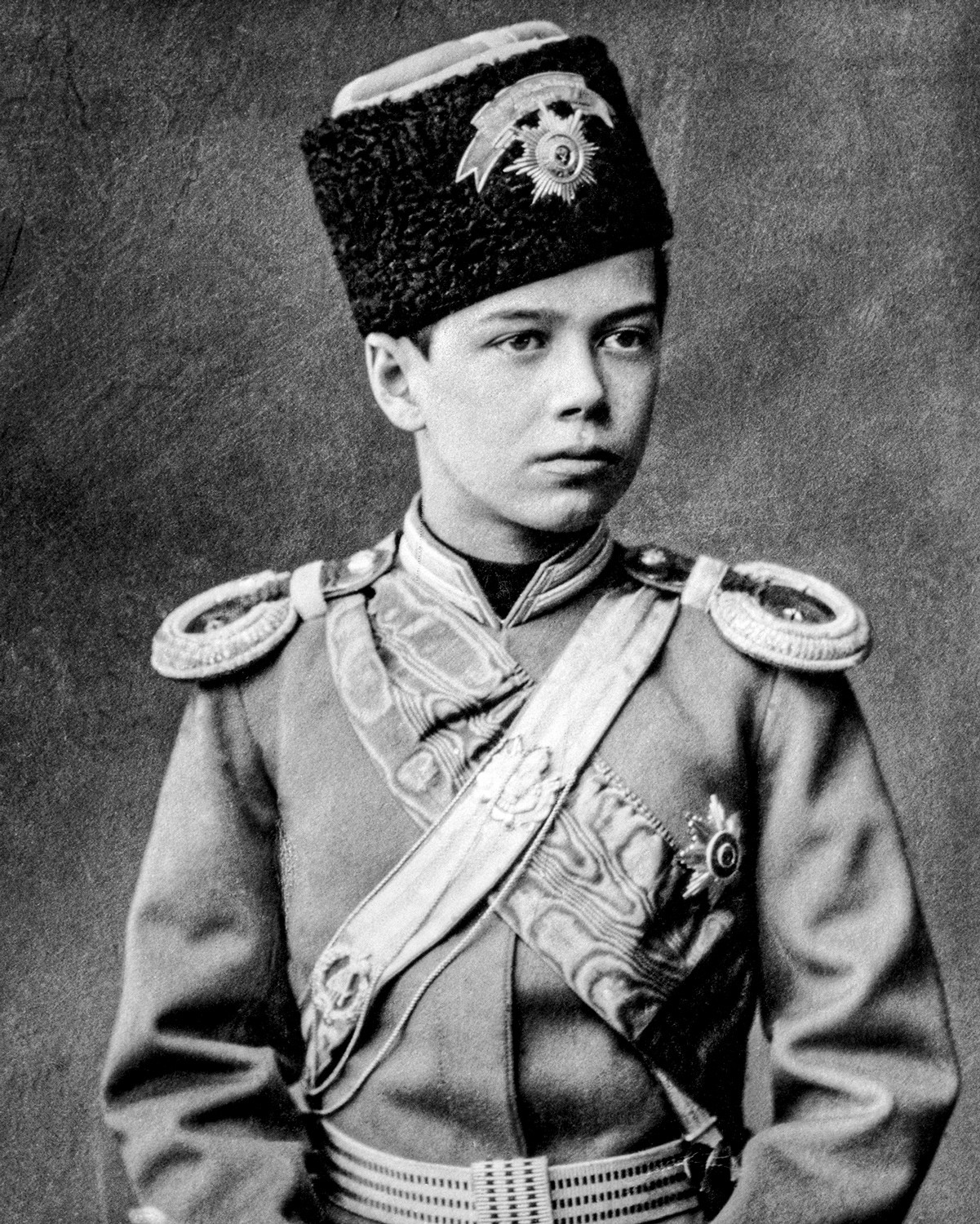 Nikolay II berseragam tentara Rusia ketika berusia 13 tahun, sekitar tahun 1890.