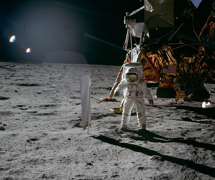 Apollo 11, Buzz Aldrin pored ekrana solarnog kolektora.

