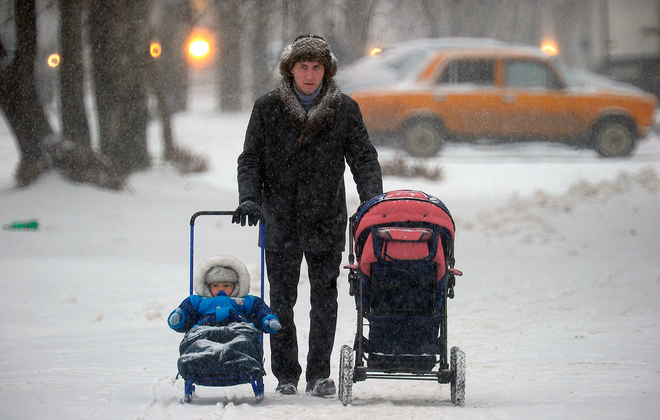 Un habitant de Iaroslavl se promenant avec ses enfants.