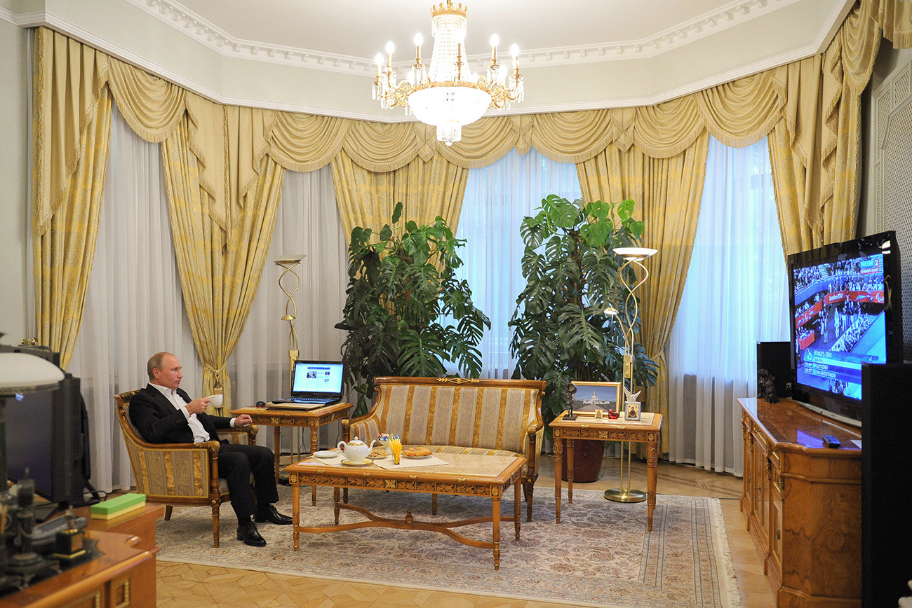 Vladimir Poutine regardant la compétition masculine de judo lors des Jeux paralympiques de Londres, en 2012, dans sa résidence de Novo-Ogariovo.
