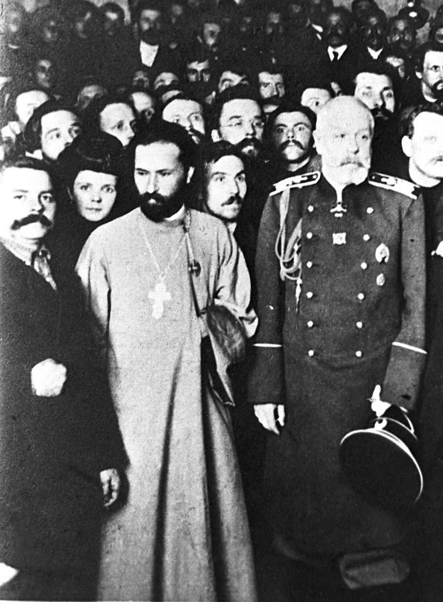 Padre Gueórgui Gapon com o prefeito de Petersburgo, Ivan Fullon em encontro na Assembleia Russa de Trabalhadores Fabris.