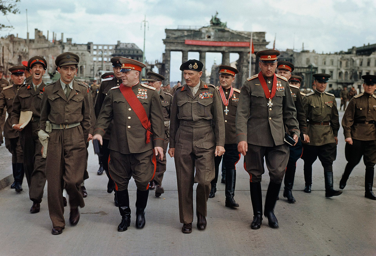 1945年12 月7日。バーナード・モントゴメリー陸軍元帥がロシアの元帥たちに勲章を授ける、ブランデンブルク門で行われたセレモニーの後。ゲオルギー・ジューコフ元帥、バーナード・モントゴメリー元帥、コンスタンチン・ロコソフスキー元帥、ワシーリー・ソコロフスキー元帥。