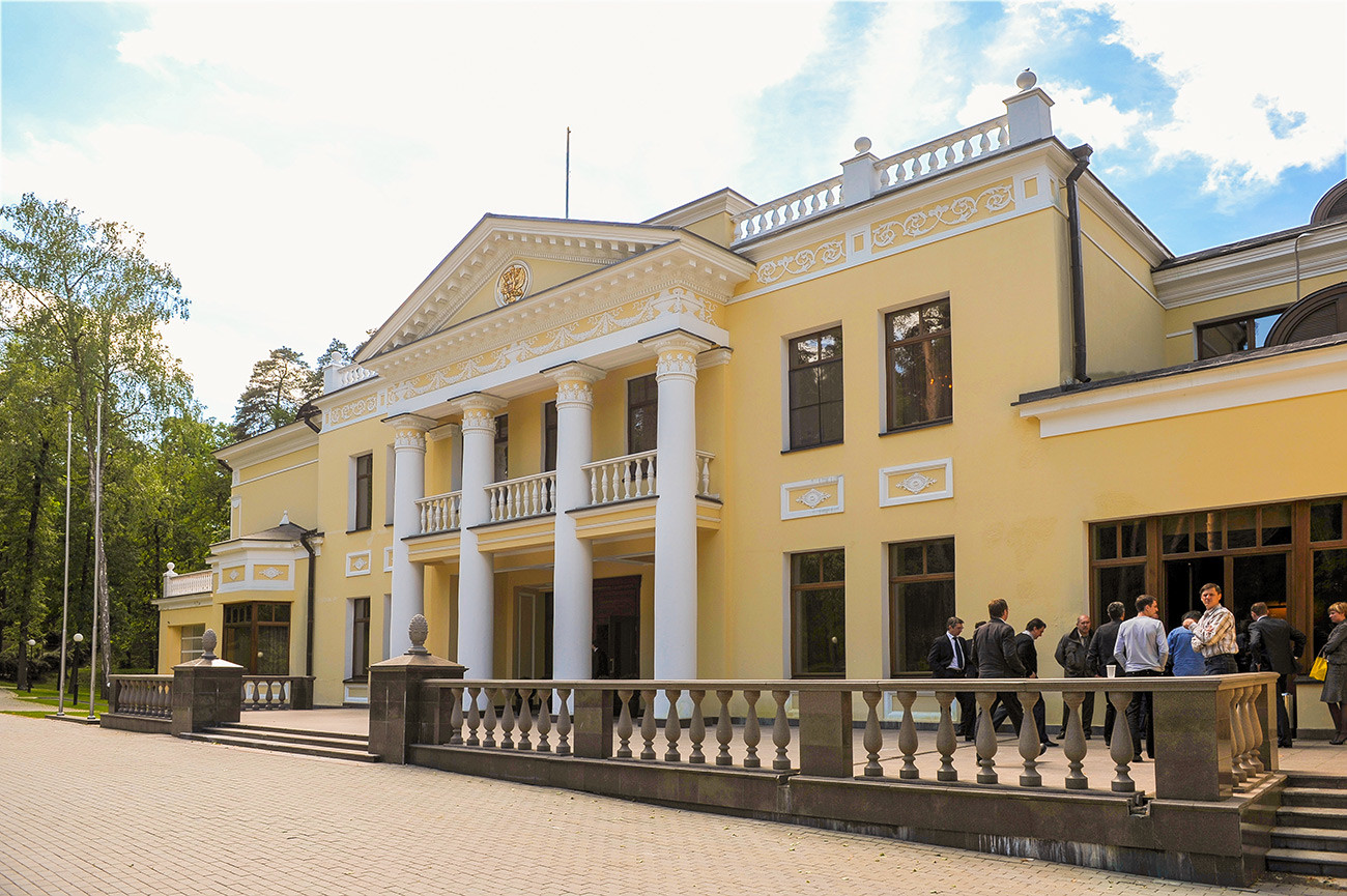 Edificio principal de la residencia en Novo-Ogariovo