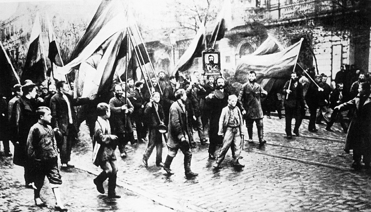 U Sankt-Peterburgu se 9. siječnja 1905. godine dogodila Krvava nedjelja. Sve je počelo kao mirna demonstracija radnika koji su željeli caru predati svoju peticiju. Ispred Zimskog dvorca su ih dočekali straža i policija.