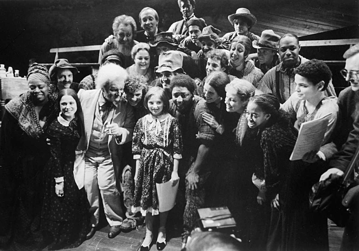 Kátia Litchóva com atores do teatro da Broadway.
