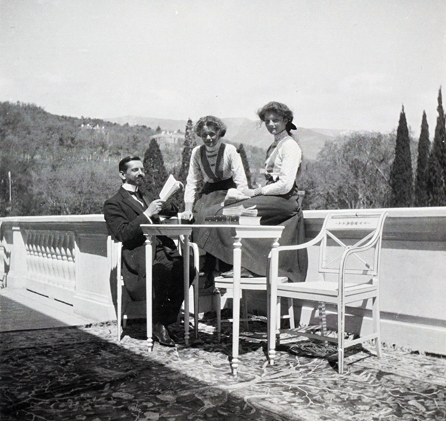 Gilliard com Olga e Tatiana no palácio Livadia, em 1911.


