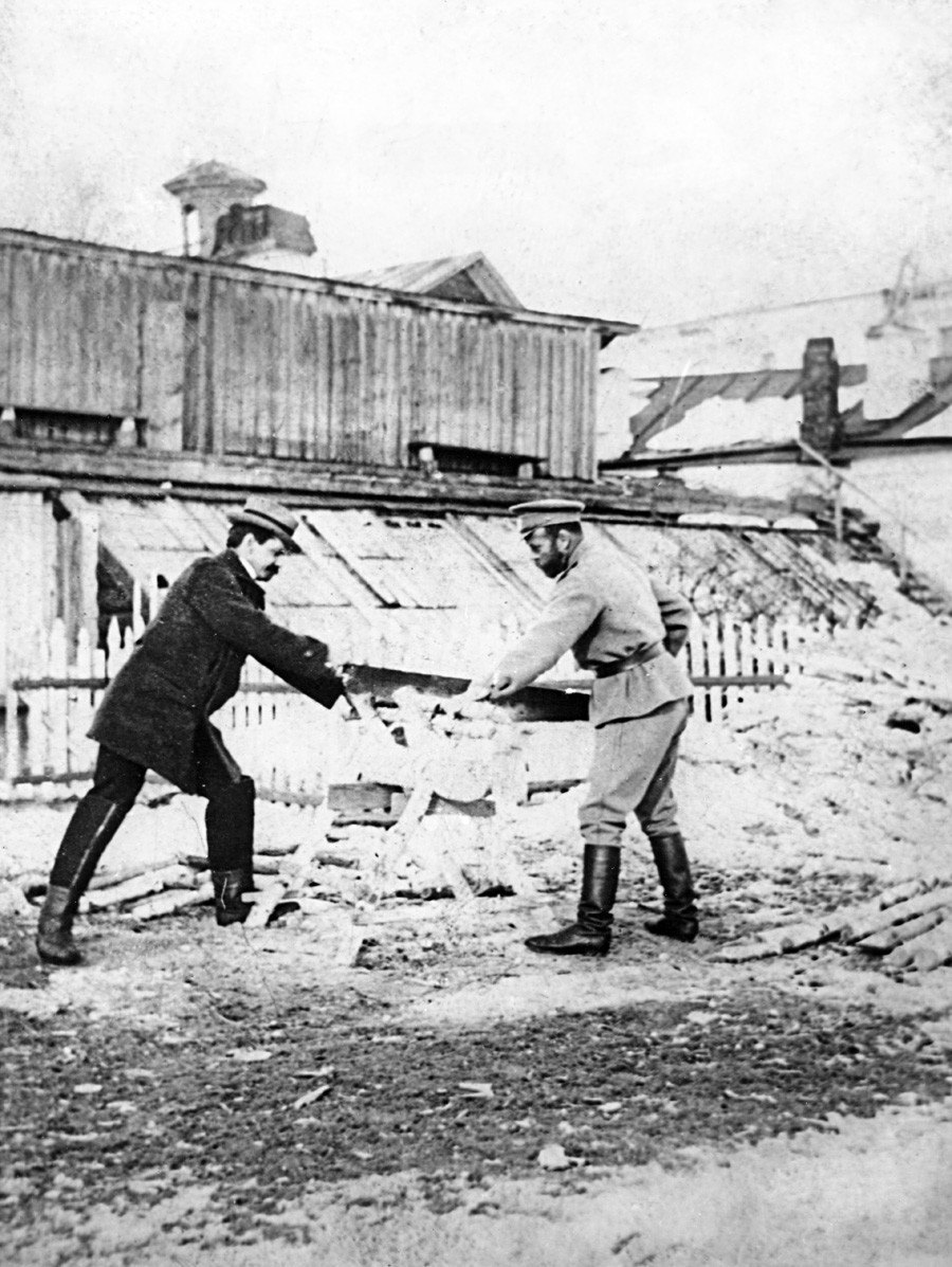 O tsar Nikolai 2° cortando madeira com Gilliard em Tobolsk, em 1918.

