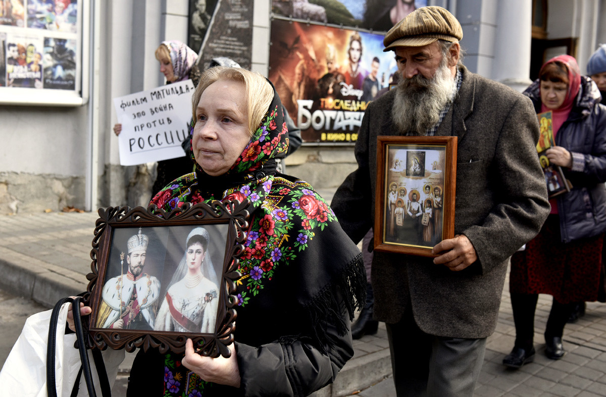Protesters in Simferopol against the Matilda film