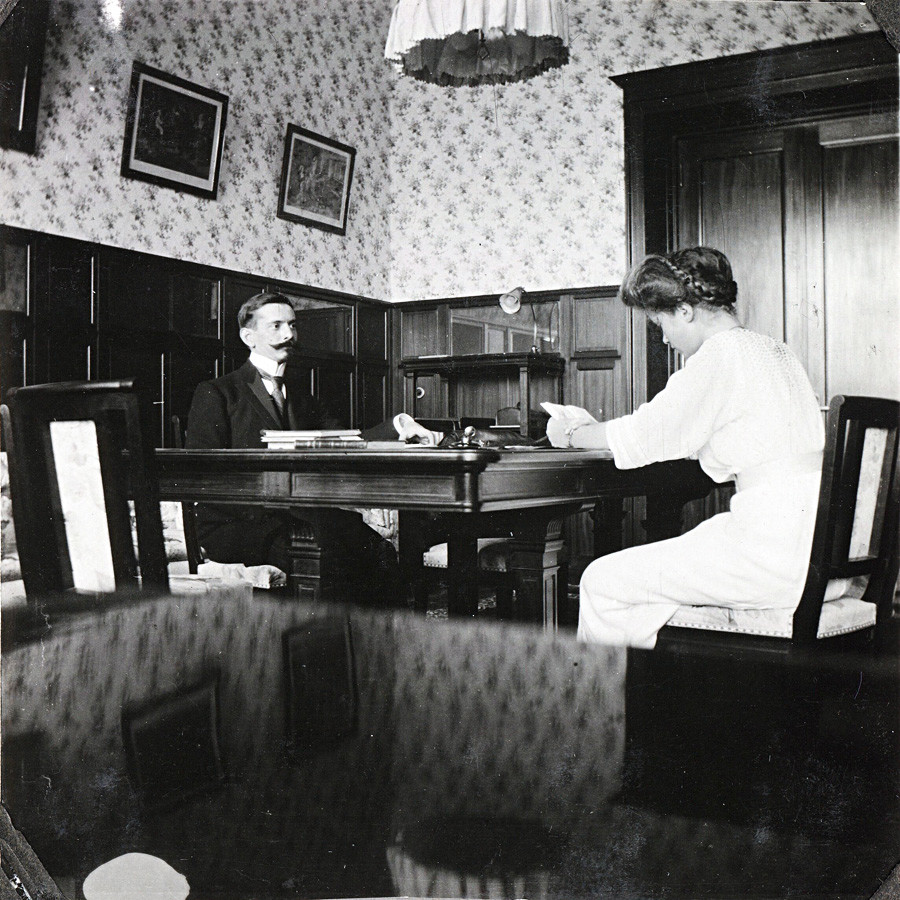 Pierre Gilliard et la grande-duchesse Olga dans la salle de classe du palais Alexandre