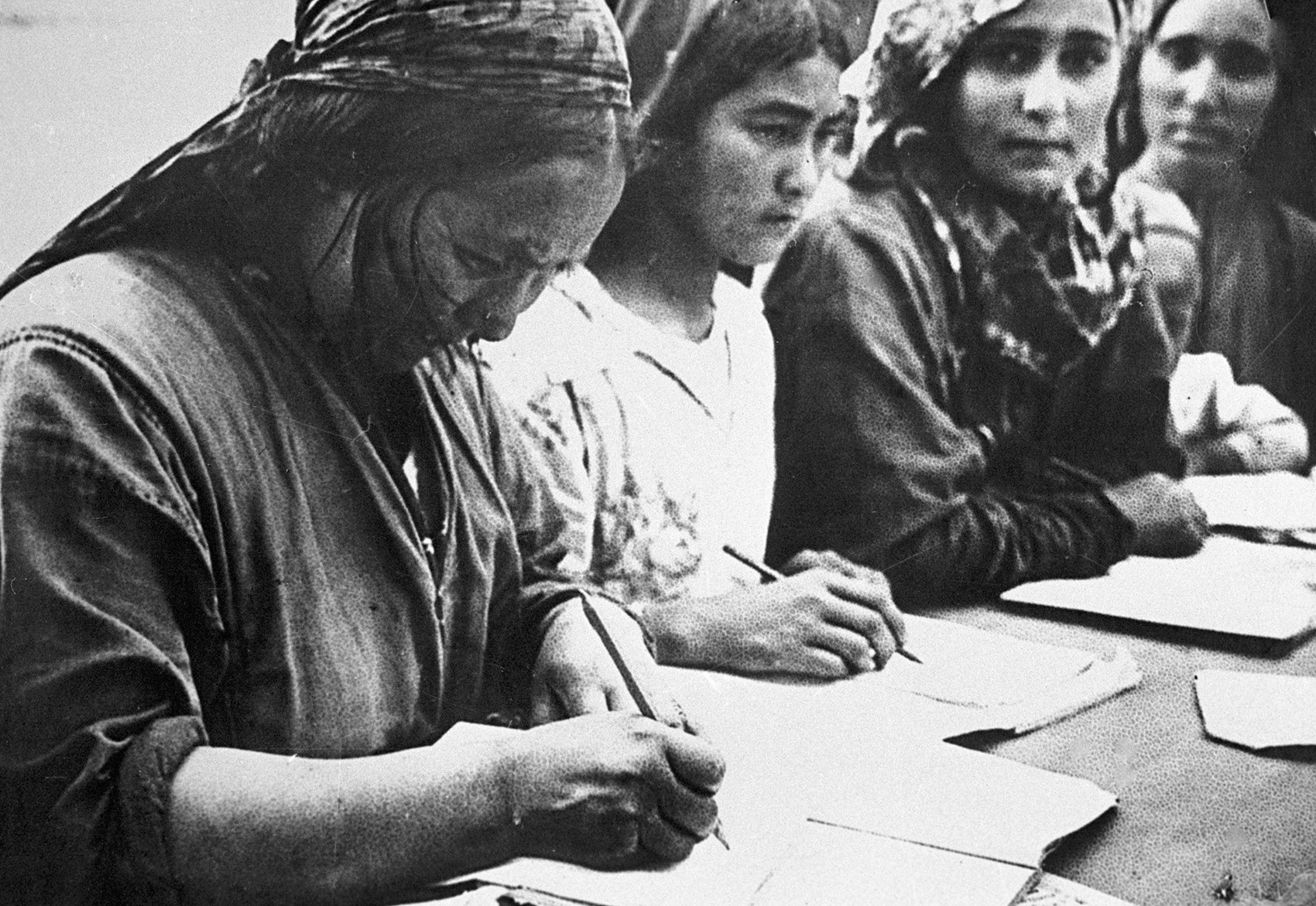 Turkmenische Frauen bei einer Grammatikstunde, Turkmenistan, 1926.