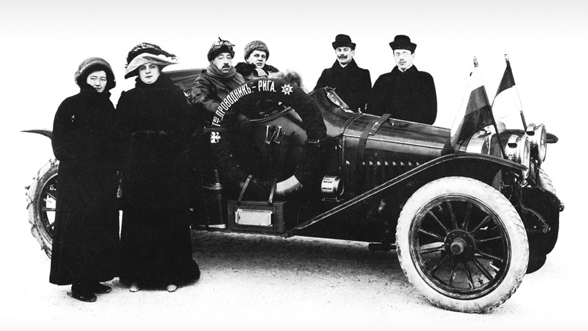 Andréi Naguel y su automóvil en el Rally de Montecarlo de 1912.