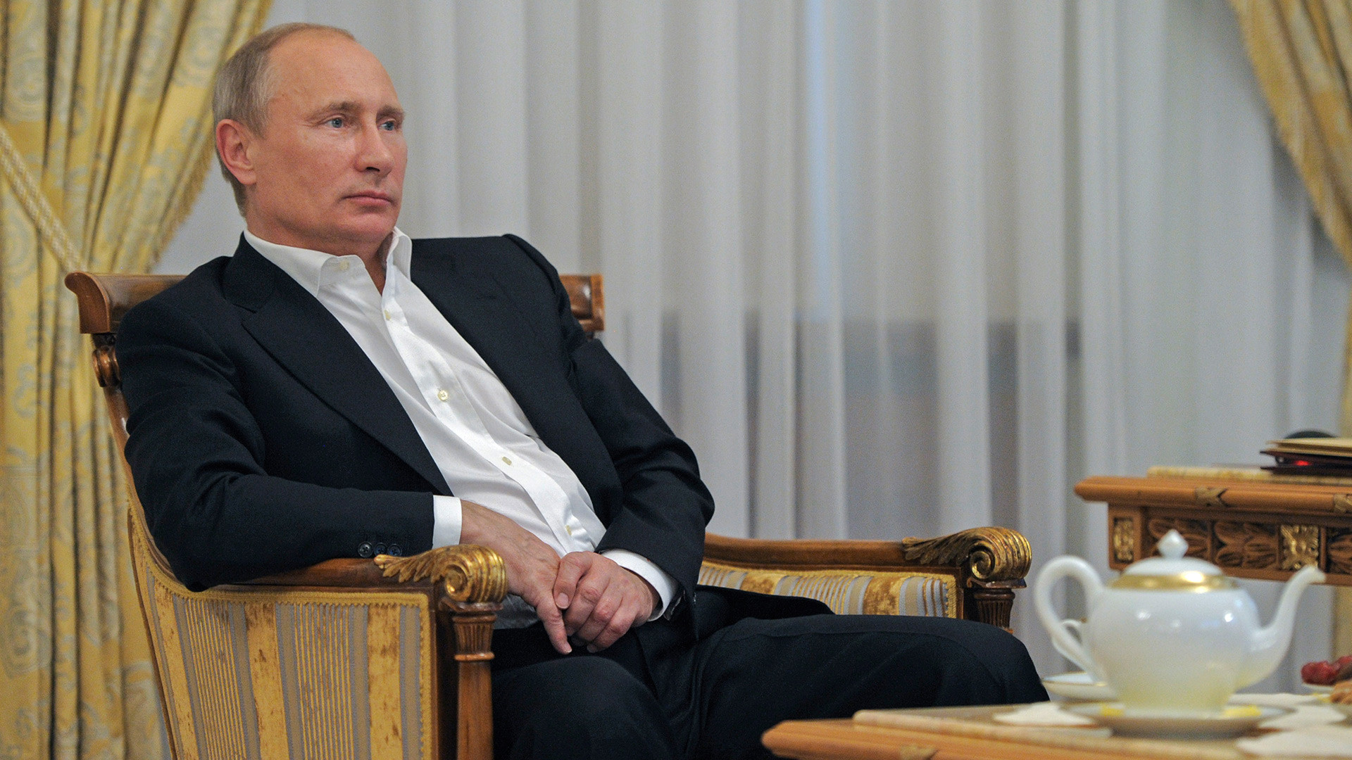 プーチン大統領がロシアの柔道選手のロンドンパラリンピックでの参加の放送を見ている。ノヴォ・オガリョヴォにて。