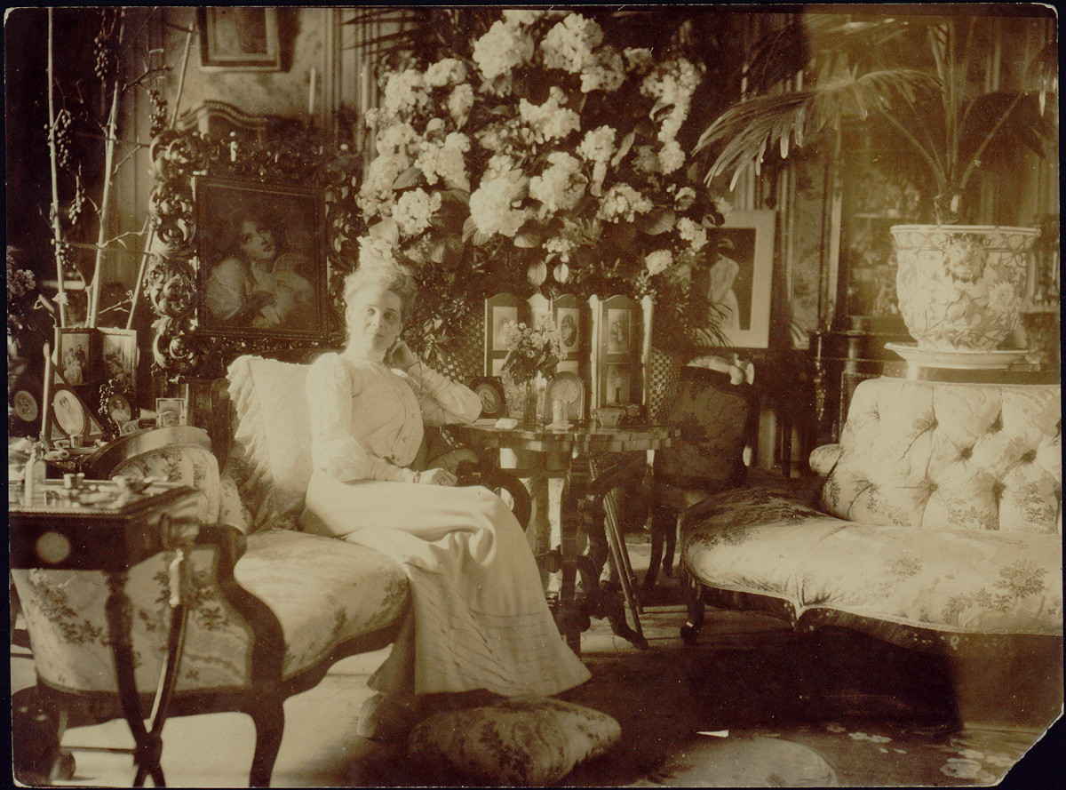 Princeza Zinaida Jusupova u dnevnoj sobi Jusupovskog dvorca
