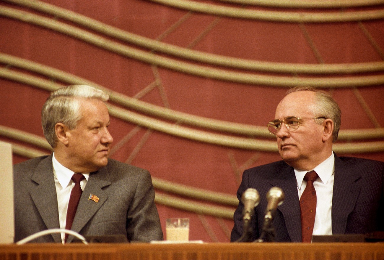 Predsednik Predsedstva Vrhovnega sovjeta RSFSR Boris Jelcin ter predsednik ZSSR in generalni sekretar KPSZ Mihail Gorbačov.