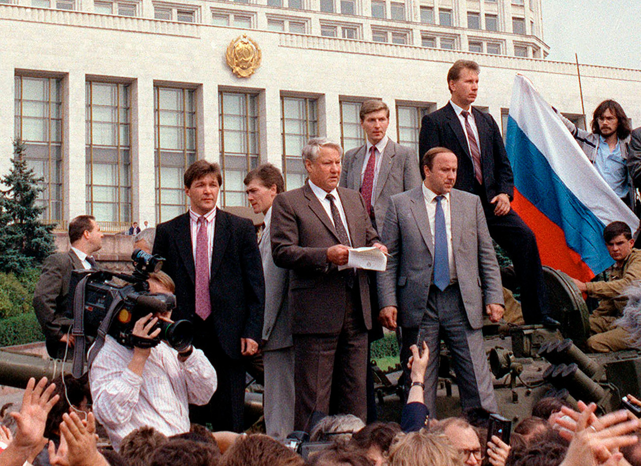 Le président russe Boris Eltsine prononce un discours en se tenant sur un véhicule blindé, devant le bâtiment abritant le gouvernement, en août 1991.