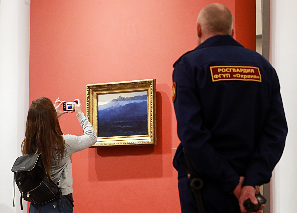 22. ožujka 2019. Djevojka fotografira sliku na kojoj je prikazana planina Aj-Petri. Krimski motivi ruskog slikara Arhipa Kuindžija izloženi su u Mihailovskom dvorcu, najvećem zdanju Ruskog muzeja.

