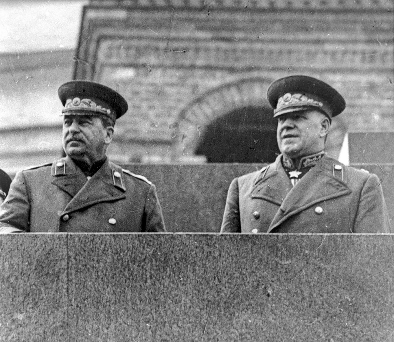 Gueorgui Zhúkov (a la drcha) y Iósif Stalin.