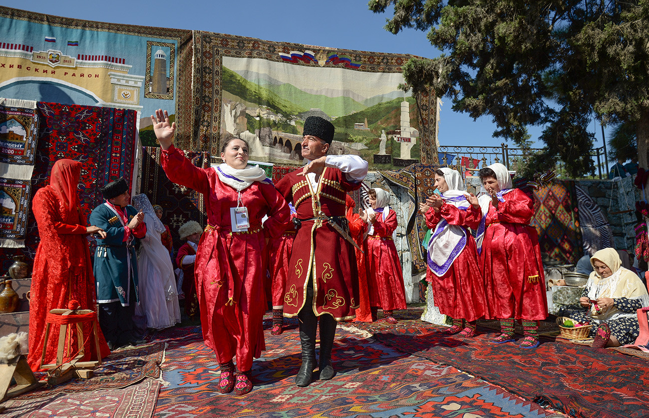 Sudionici Festivala nacionalnih kultura i filijala naroda Dagestana na Trgu slobode u okviru proslave 2000. godišnjice Derbenta.

