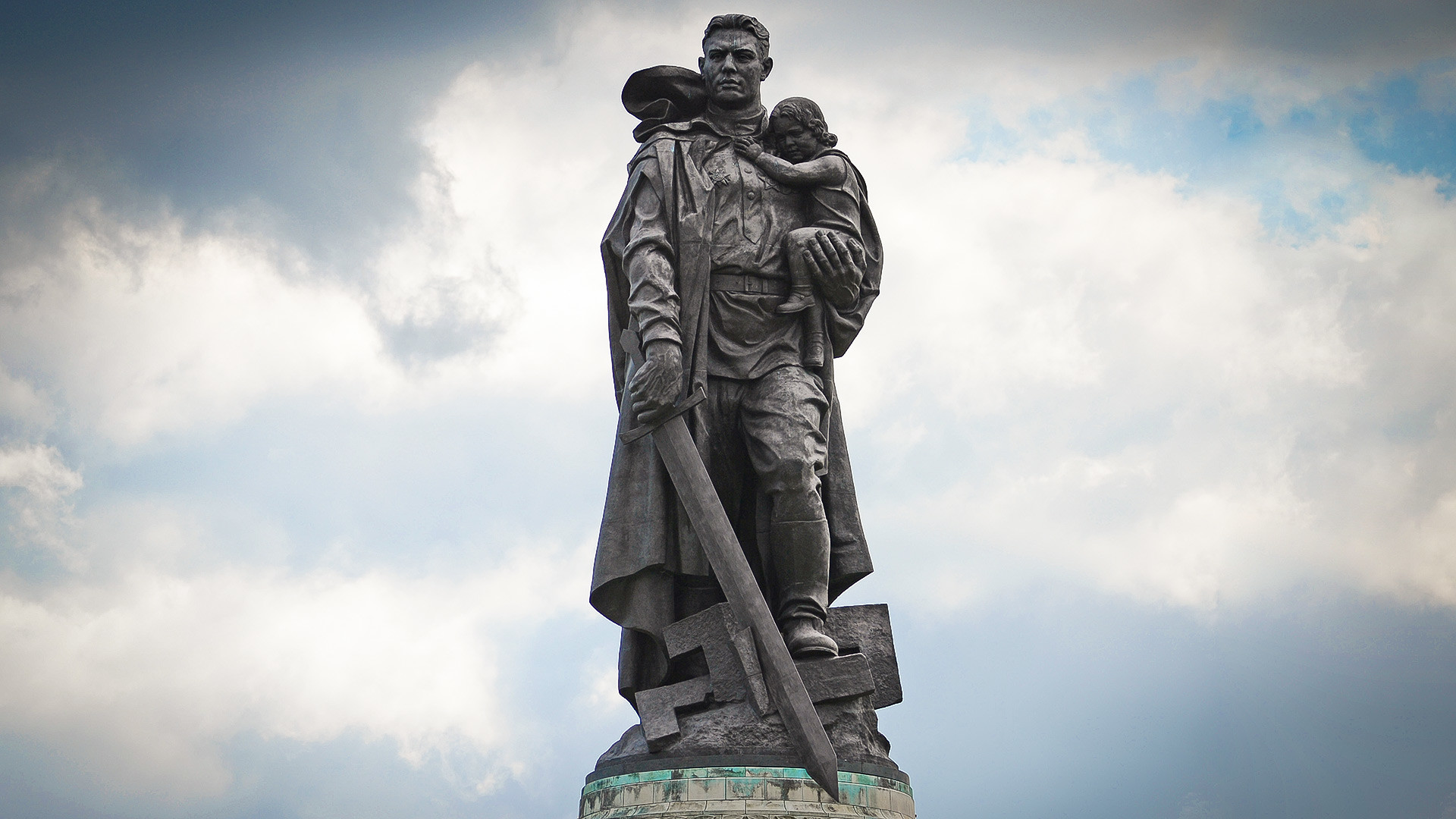 How a Soviet soldier risked life and limb to save a German girl on the eve of victory - Russia Beyond