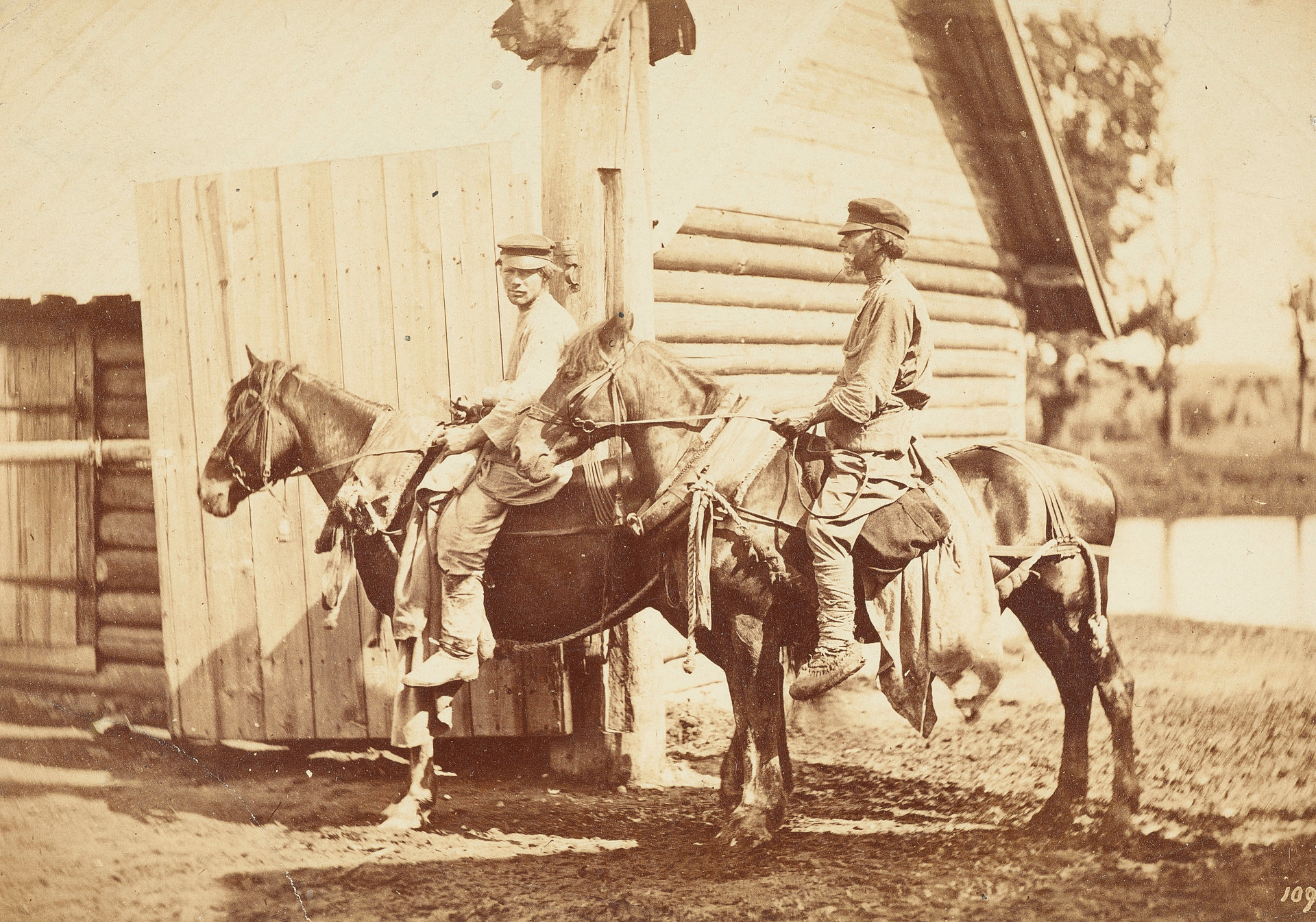Campesinos montando a caballo.