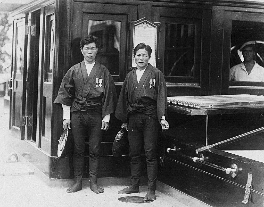 Возачите на рикша му го спасиле животот на Николај, (лево) Китагаичи Ичитаро и Мукохата Џисабуро.
