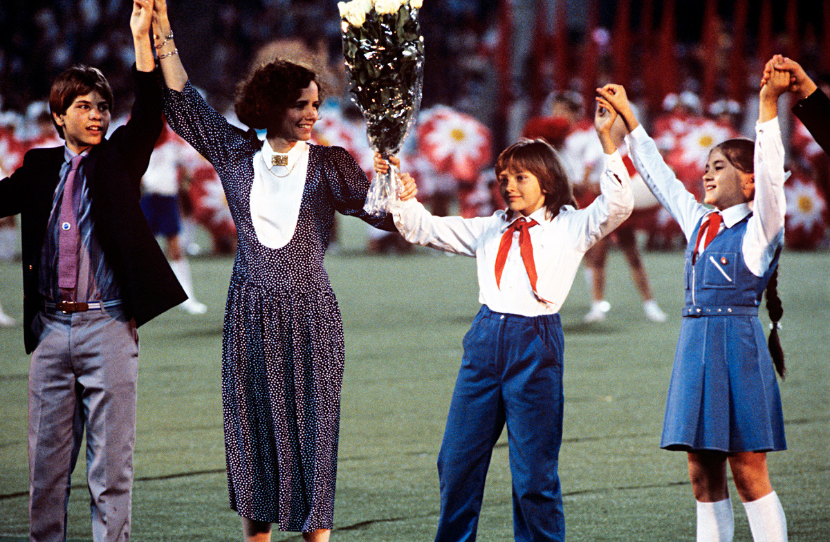 Jane Smith (deuxième à gauche), la mère de Samantha Smith, et Katia Lytcheva (deuxième à droite) participent à la cérémonie d’ouverture des premiers Goodwill Games (Jeux de la Bonne volonté) à Moscou.