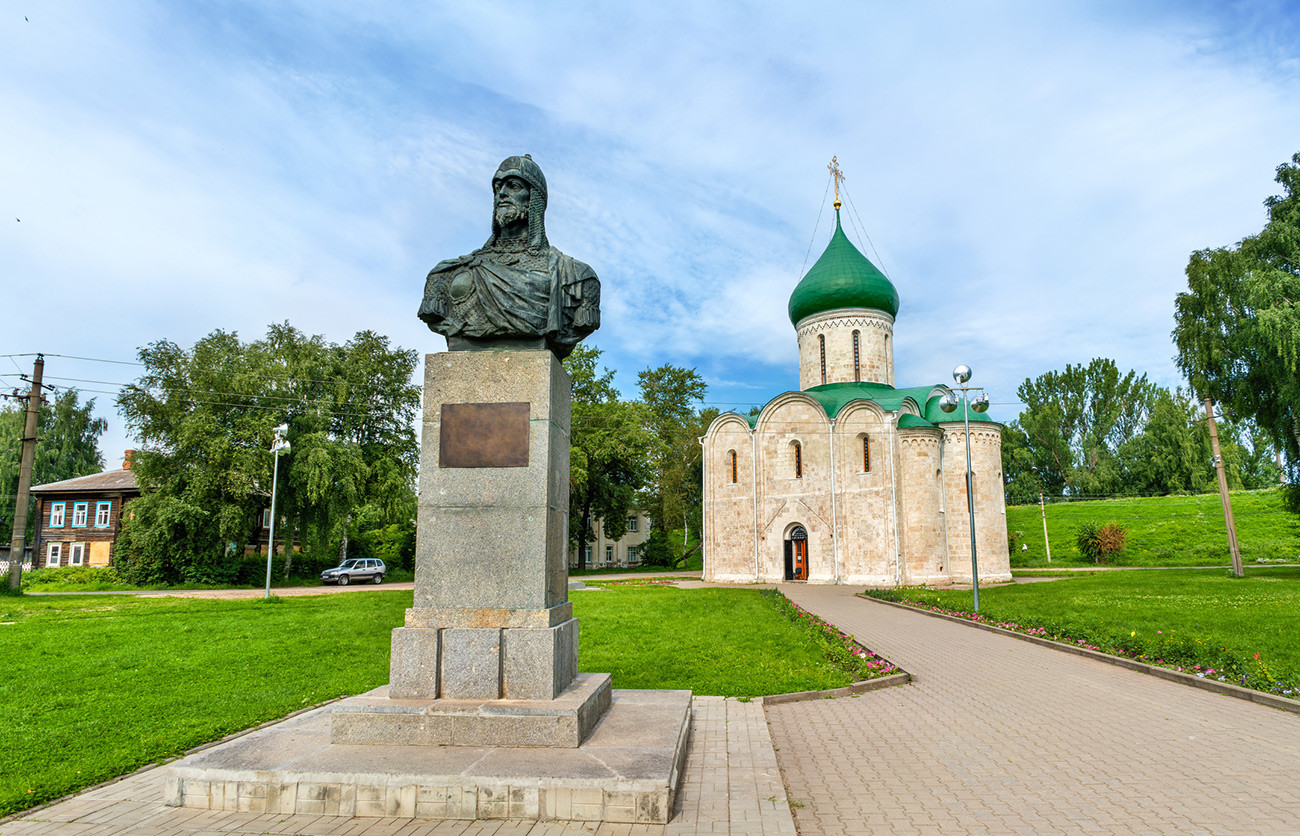 La Piazza Rossa della città con il mezzobusto di Aleksandr Nevskij e la Cattedrale della Trasfigurazione