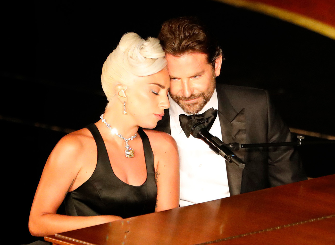 Lady Gaga in Bradley Cooper izvajata pesem 
