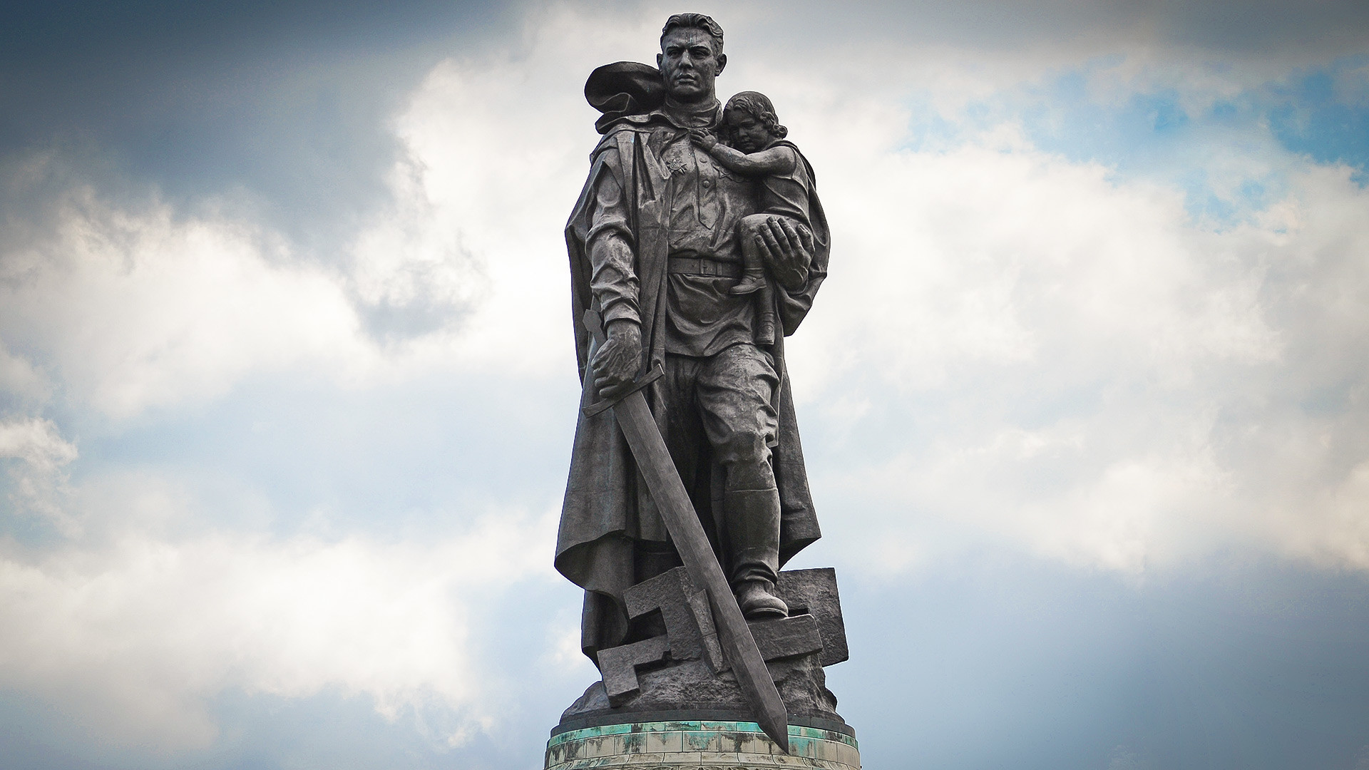 Rad narodnog kipara SSSR-a Jevgenija Vučetića u Treptauer parku – skulptura ruskog vojnika s ogrnutim kaputom koji u jednoj ruci drži mač, a u drugoj spašenu njemačku djevojčicu.