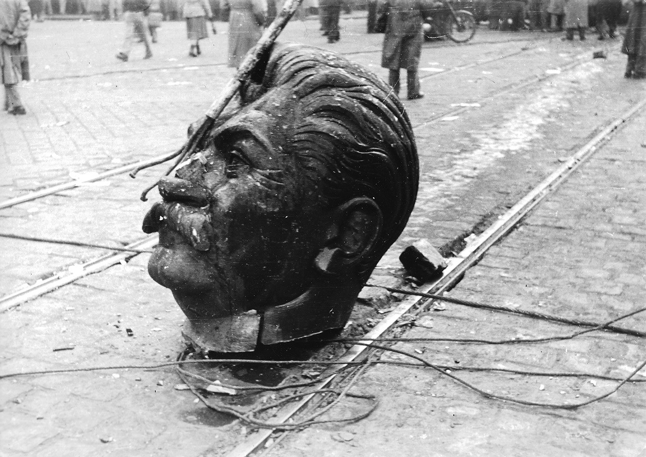 Stalin' s monument being demolished in Budapest, Hungary, in 1956.