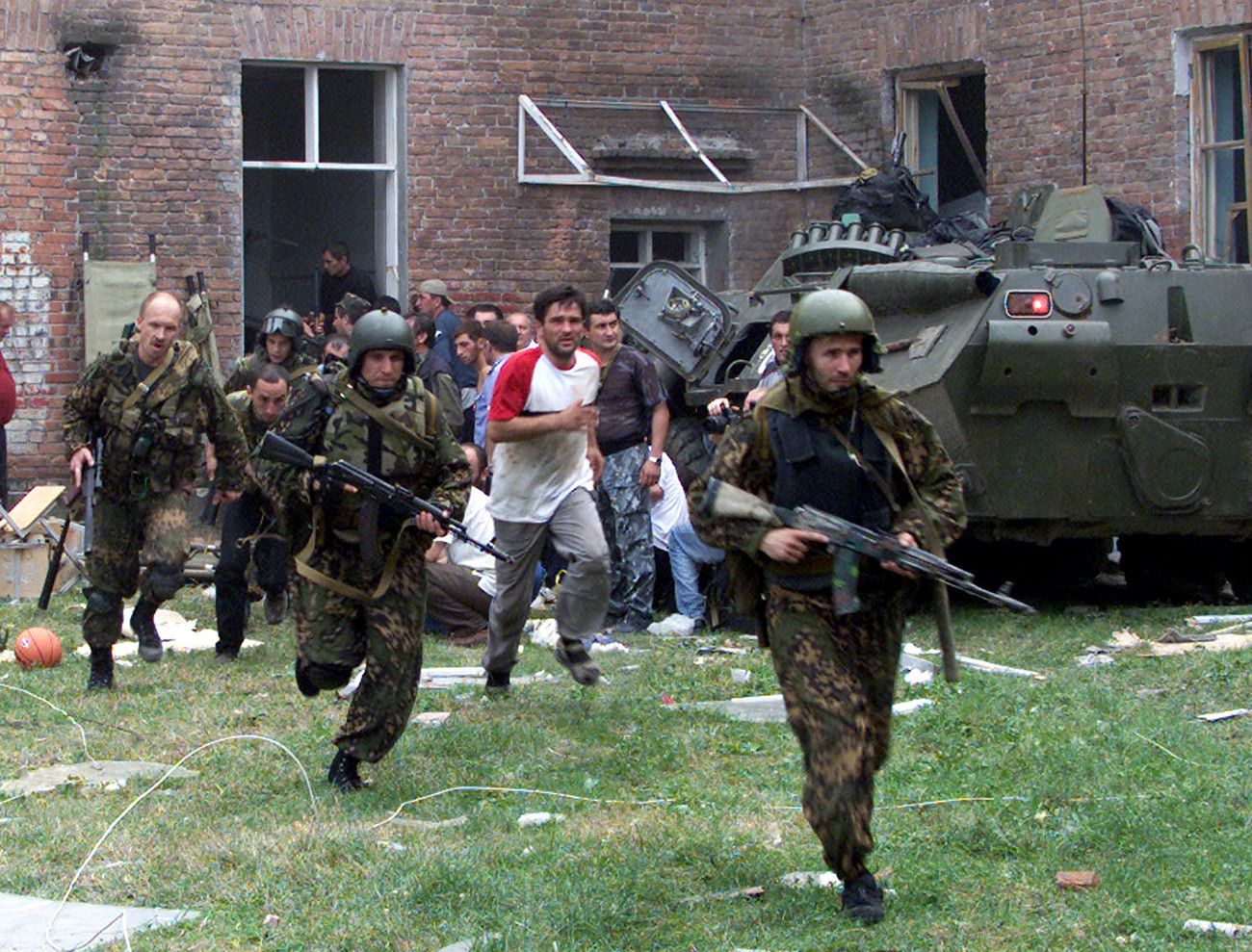 Ruski specijalci spasavaju taoce iz škole u Beslanu
