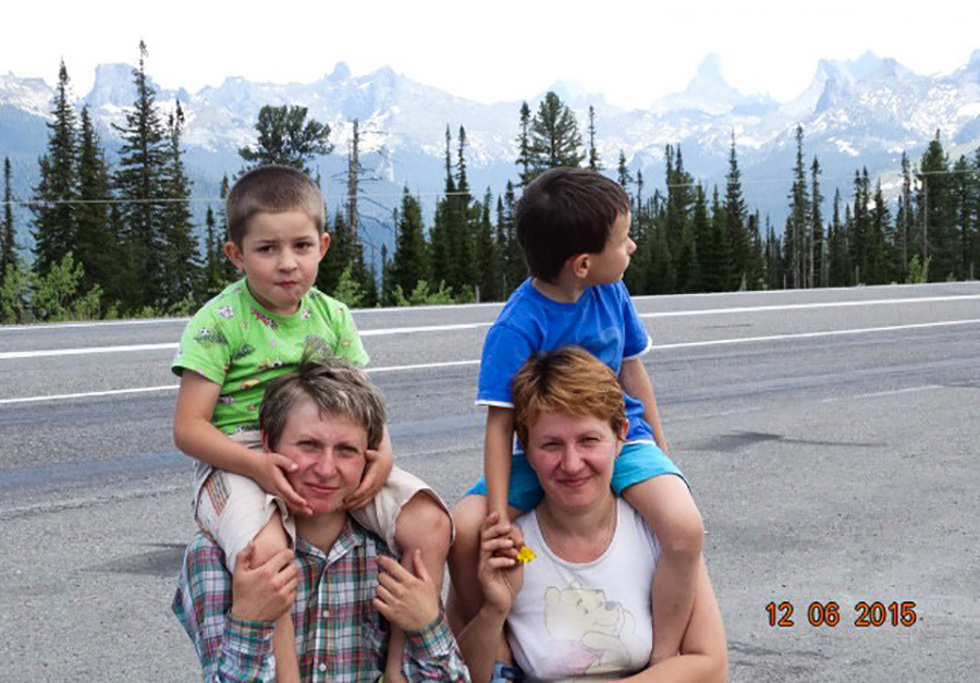 Marina mit ihrem Sohn, ihrer Schwester und ihrem Neffen. Das Foto wurde zwölf Stunden vor dem Angriff gemacht.