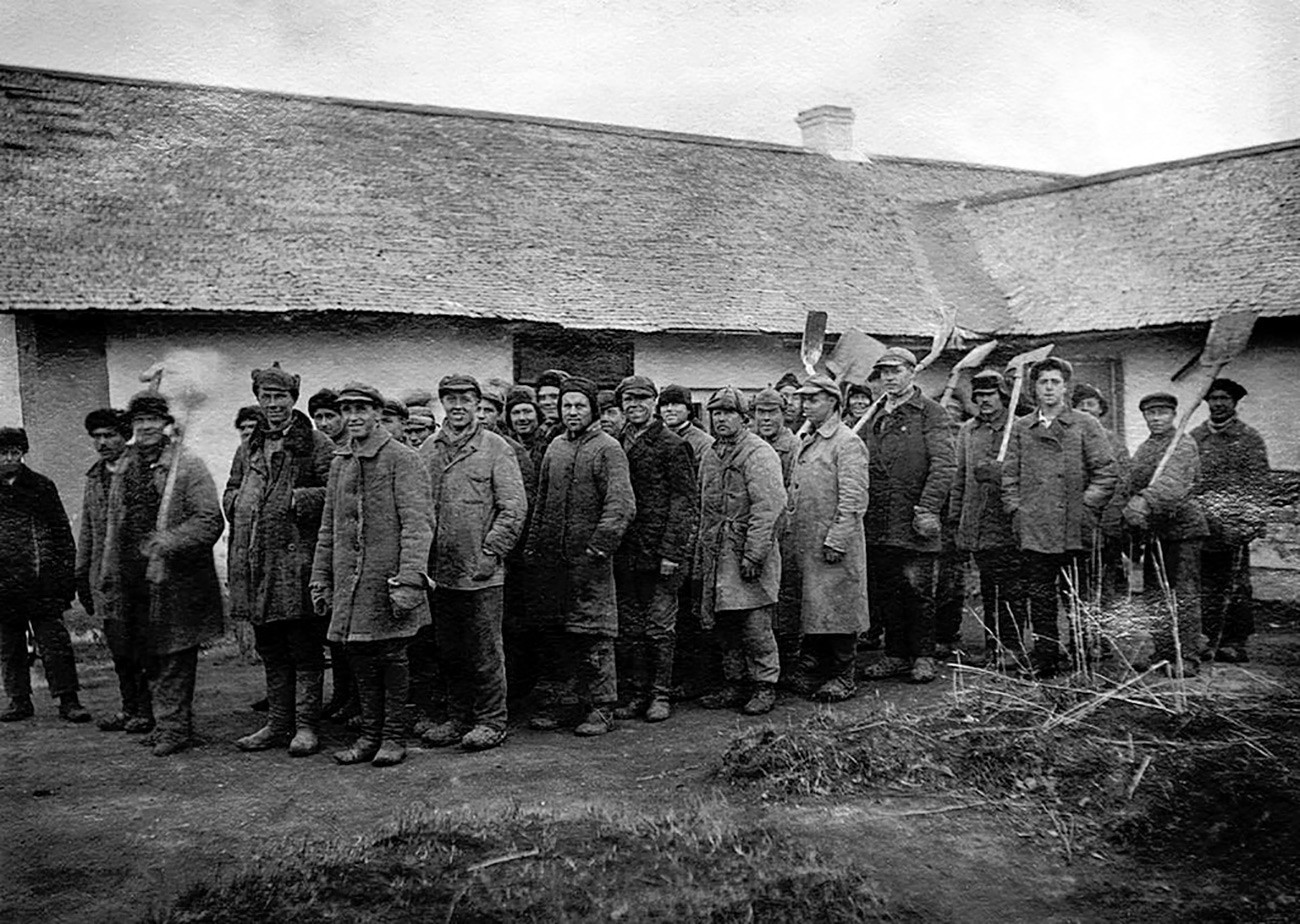 Prisioneiros em campo de concentração da era Stálin nos Urais.