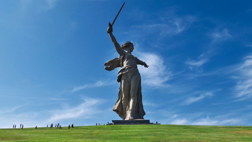 Monumen ‘Ibu Pertiwi Memanggil’ di Volgograd (dulu Stalingrad). BUKAN ‘Mother Russia’.