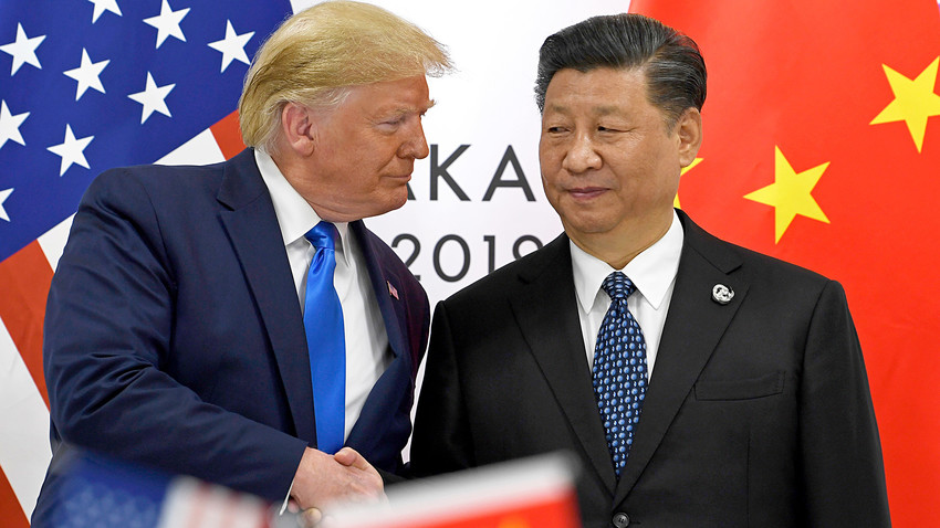 米国のドナルド・トランプ大統領が中国の習近平国家主席とG20大阪サミットで握手をする。2019年6月29日。