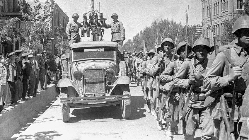 Совјетске трупе улазе у град Табриз.