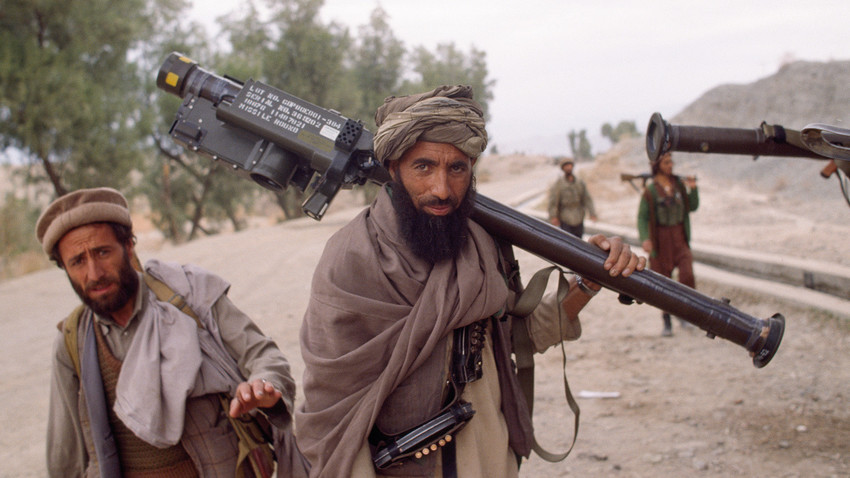 Neidentificirani afganistanski mudžahedini s američkim "Stingerom" tijekom bitke za Džalalabad. Afganistan.