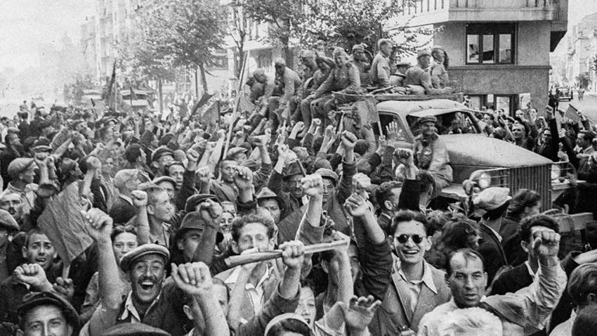 Prebivalci Bukarešte pozdravljajo sovjetsko vojsko. 