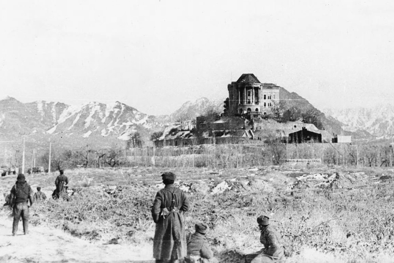 襲撃後のタジベク宮殿 。1979年12月27日。
