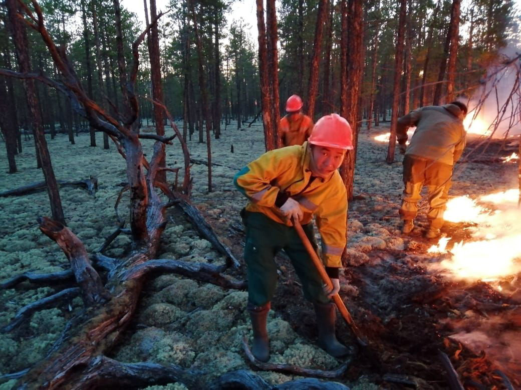 Funcionários do Ministério de Proteção da Natureza da Iakútia combatem incêndios na região.