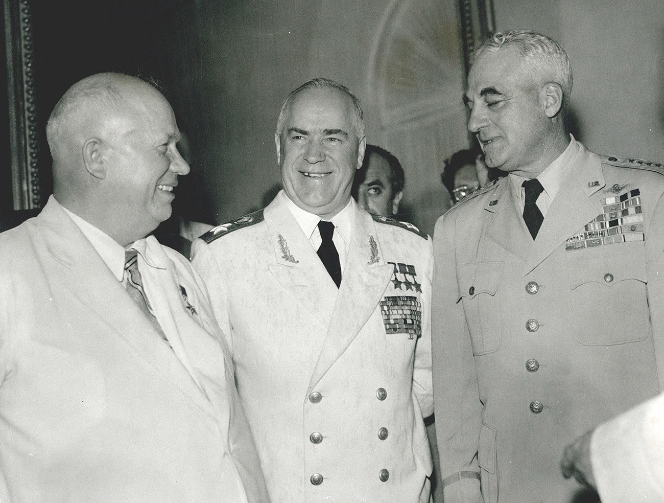 Gueórgui Júkov (centro) e Nikita Khruschov (esq.), em 1952.