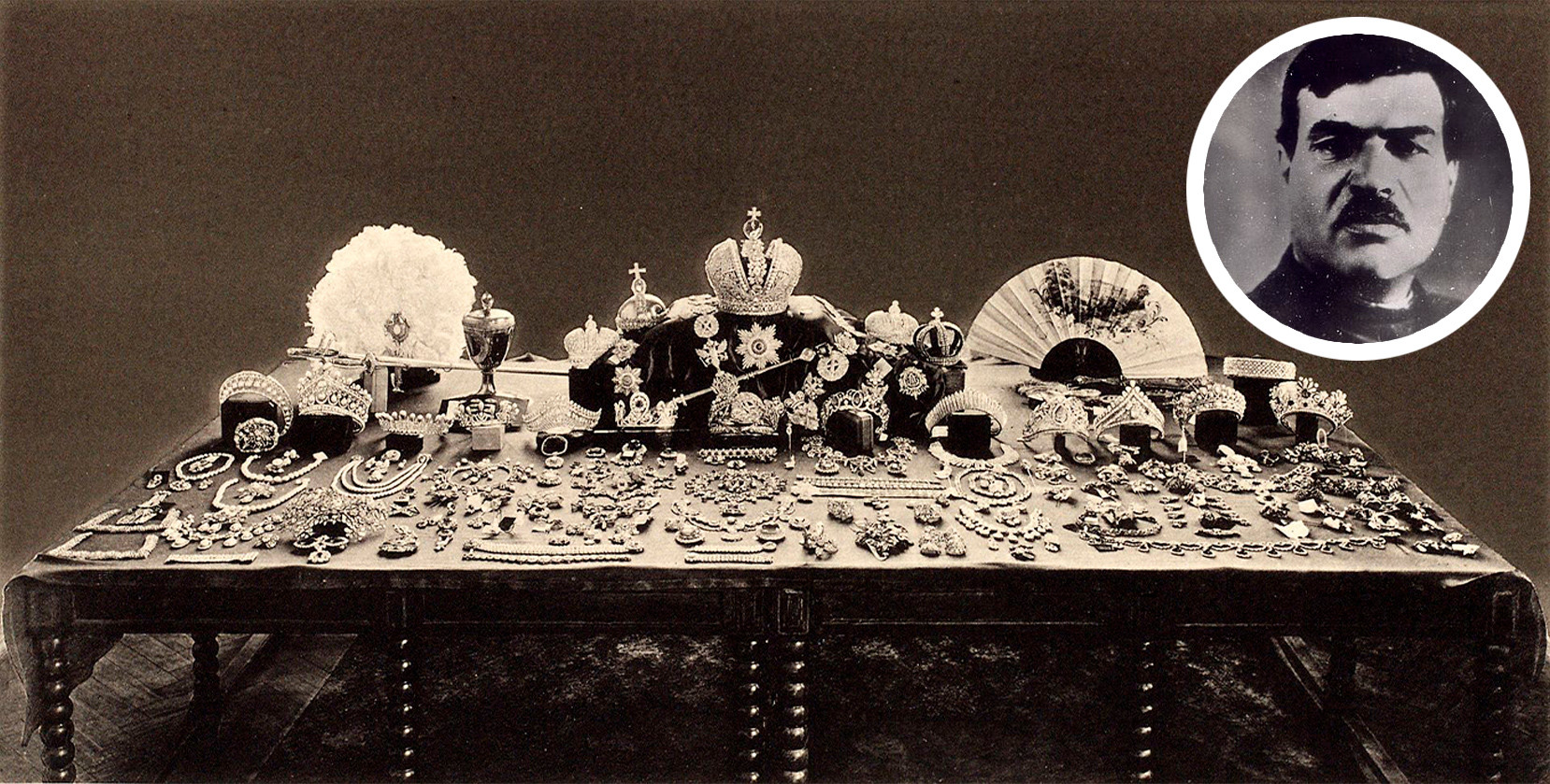 1922年にソ連の委員会によって撮影されたロシア皇帝の宝飾品。右上：ヤコフ・ユロフスキー