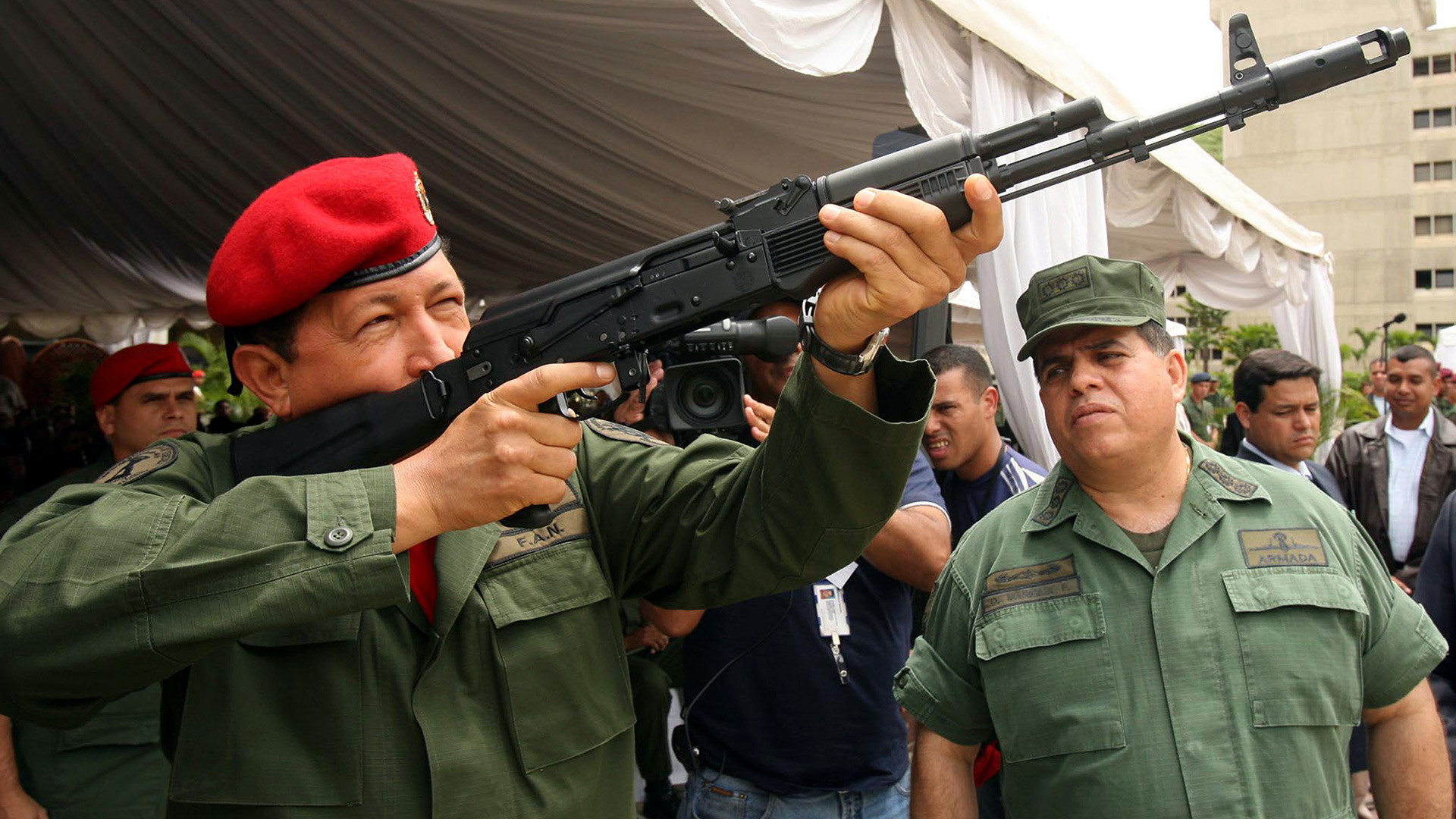 Le président vénézuélien Hugo Chavez avec un AK-103 lors d’un salon militaire à Caracas en 2006