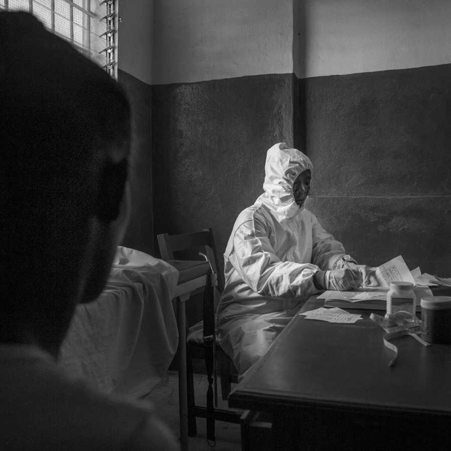 Un employé de santé au Libéria.
