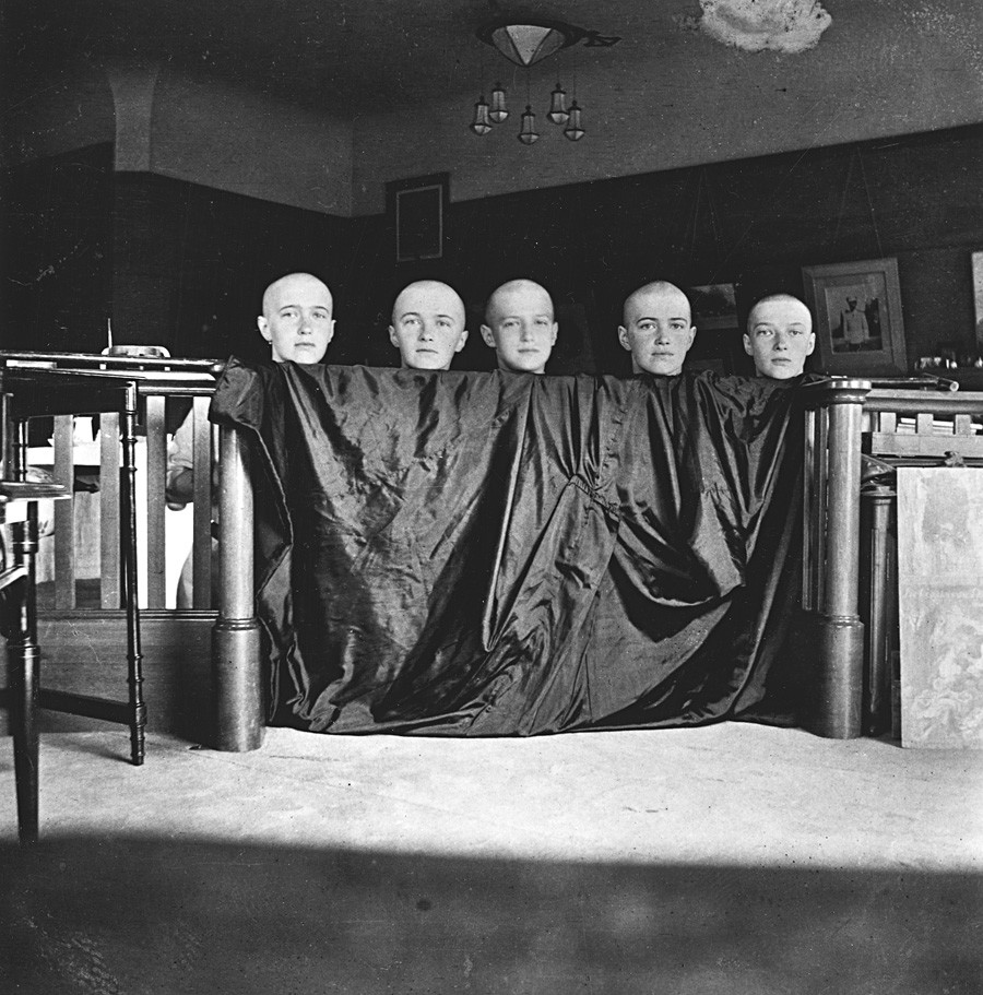 Ein Foto der Romanow-Kinder, aufgenommen von Gilliard. Die Köpfe der Kinder wurden während der Masernepidemie rasiert. Zarin Alexandra mochte dieses Foto nicht, weil sie „körperlose“ Köpfe für ein schlechtes Omen hielt.