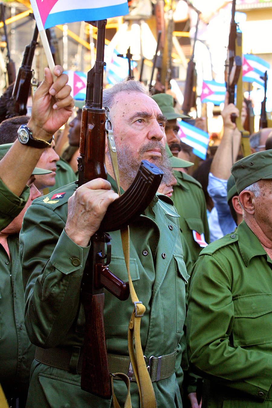 Кубинският лидер Фидел Кастро с АК като символ на революцията по време на годишна през 2001 г.