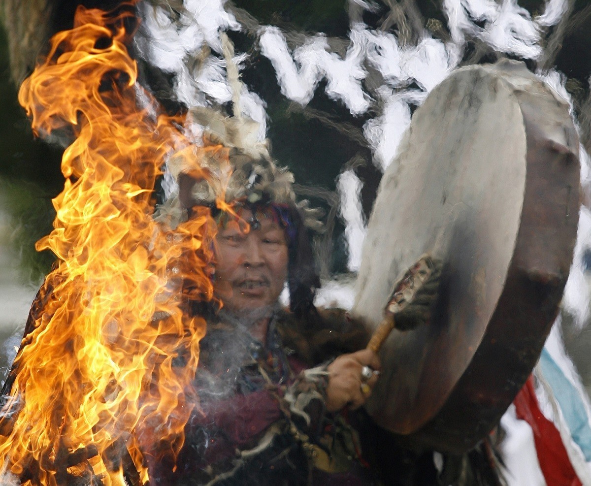 Xamã durante cerimônia de abertura de festival cultural e étnico em Kizil