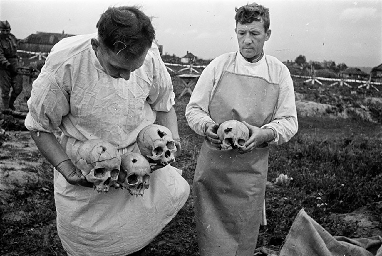 Sowjetische forensische Archäologen untersuchen Leichen, die 1943 in einem Konzentrationslager gefunden wurden.