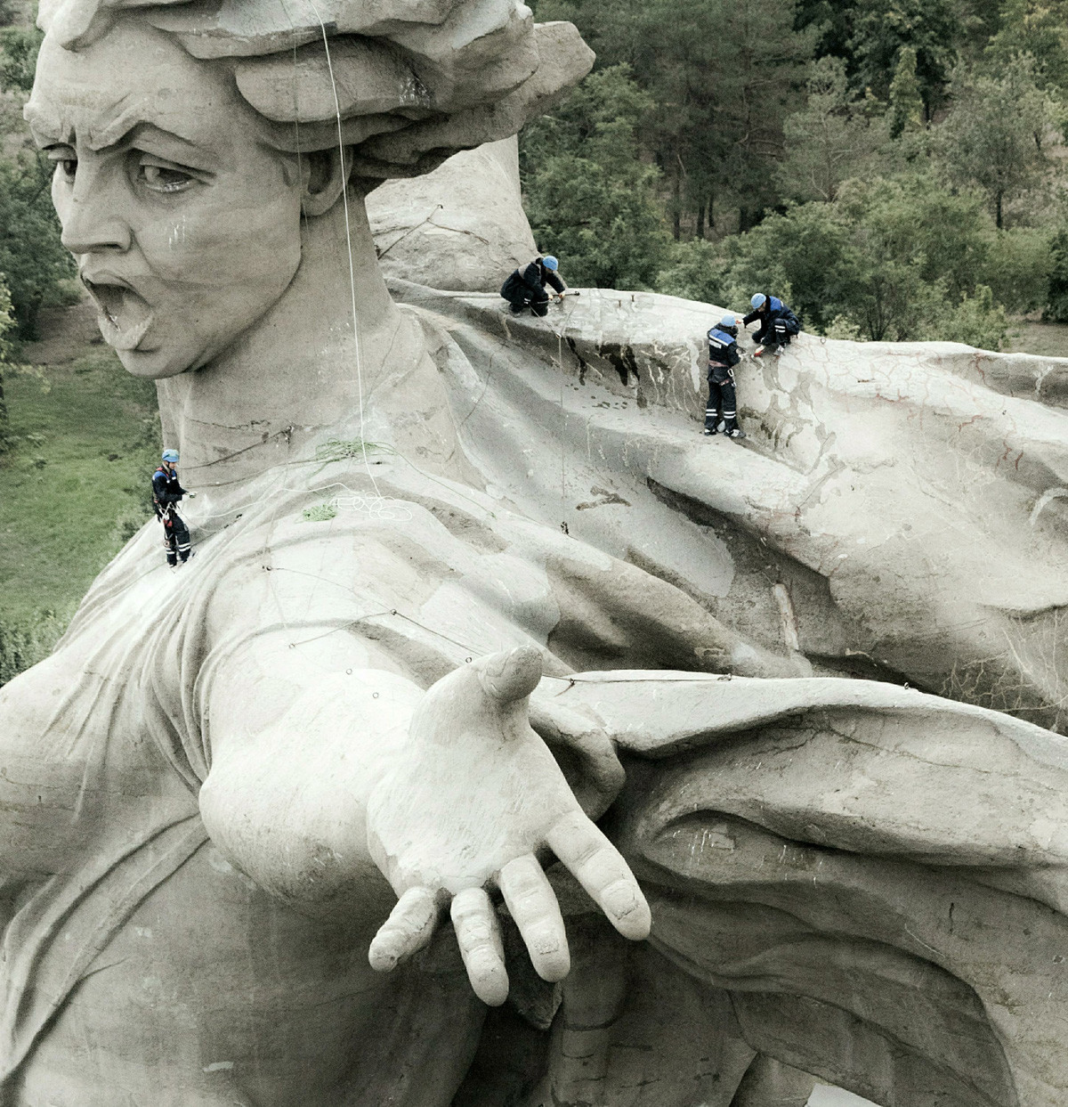 Giant Motherland Calls monument gets an EPIC facelift (PHOTOS) Russia