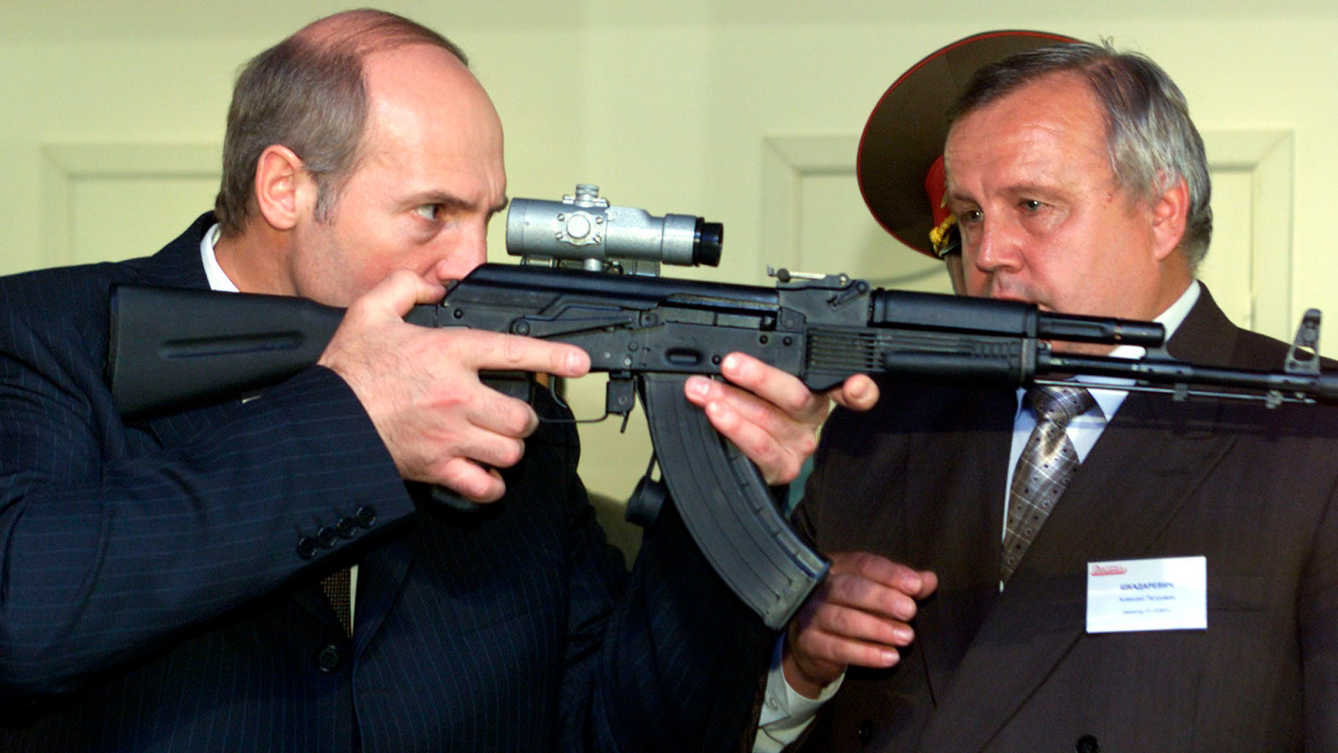 Белорускиот претседател Александар Лукашенко тестира „Калашников“ во фабрика во Минск во 2001 година.